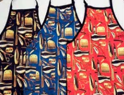 Delantal Barbero  Estampado con bolsillo y tiras fondo rojo con estampa G2